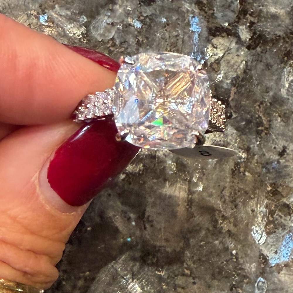 Elegant Silver Women's Ring with Clear Gemstone